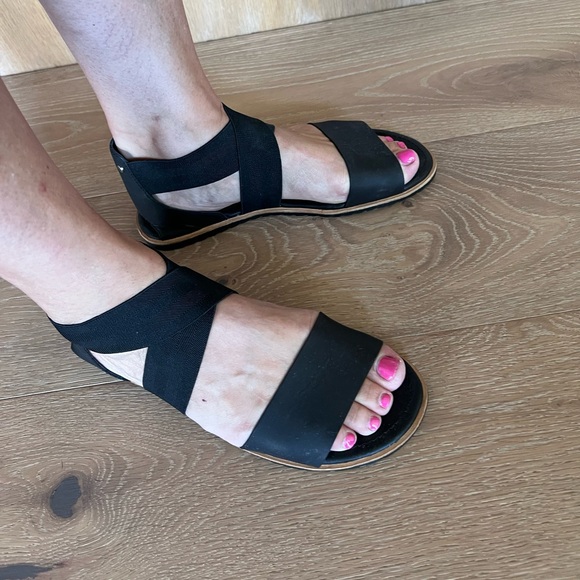 Sorel, black, flat leather and elastic sandals. Size 9 - Picture 2 of 7